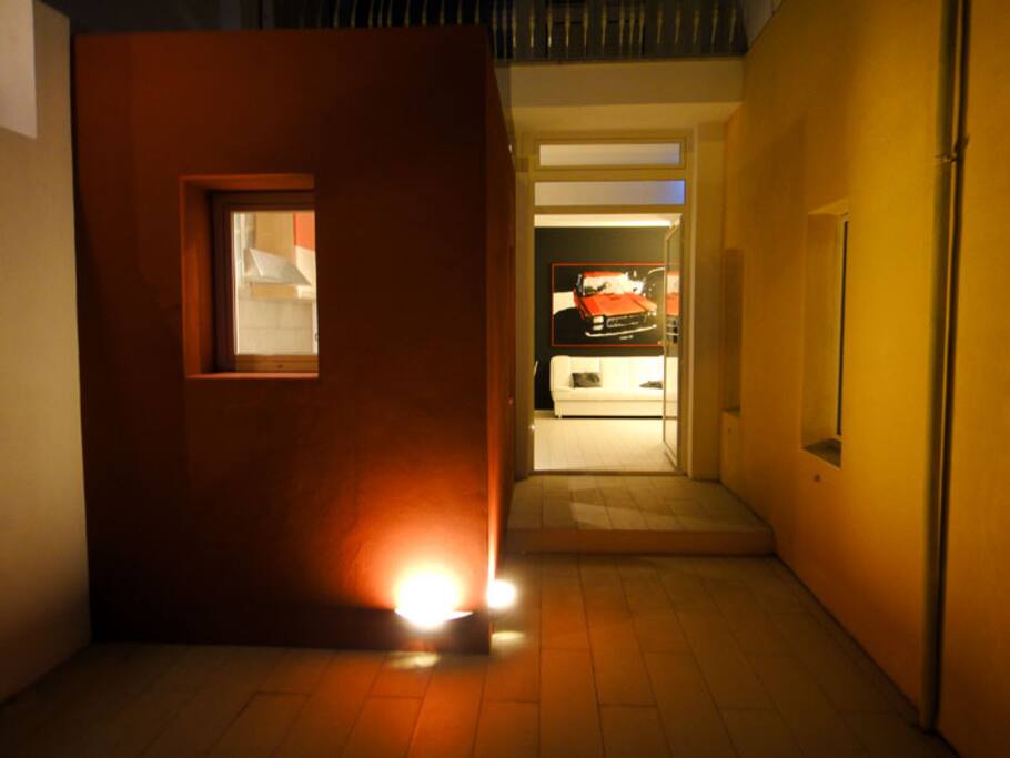 Esterno, vista verso l'ingresso
