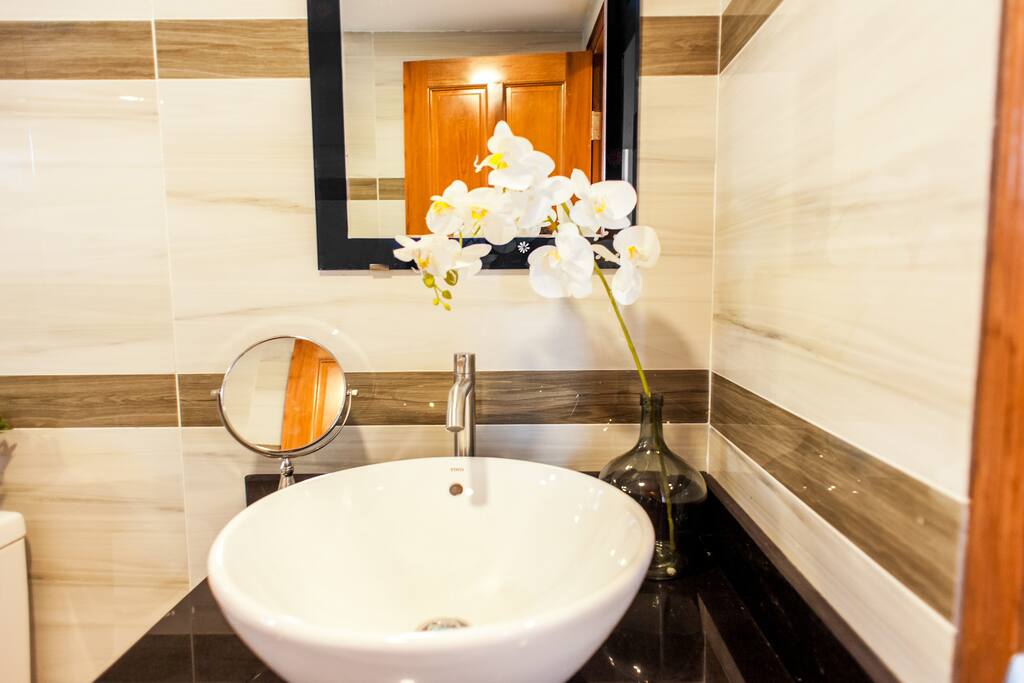 High class bathroom for you with free shampoo, shower gel, towel and paper.