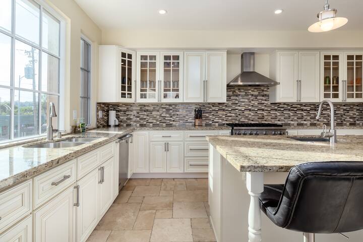 WOW! Luxury 5000sf Oceanview next to Main Beach gallery image 4