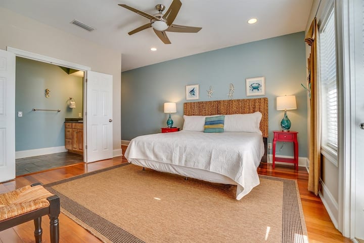 ห้องนอนใหญ่พร้อมเตียงคิงไซส์และวิวอ่าว > > > > > > >