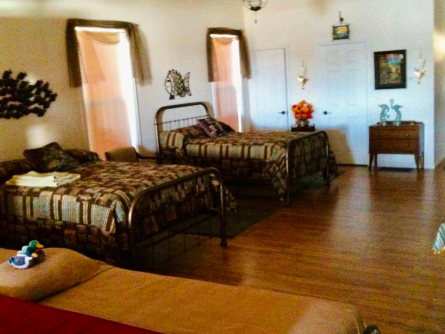 2 jednolôžka a 2 manželské postele v tomto spoločnom priestore