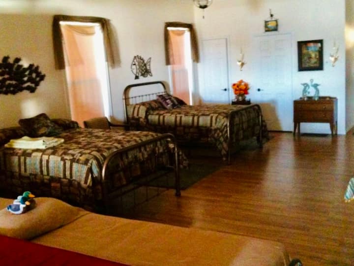 2 kreveta za jednu osobu i 2 bračna kreveta u ovom zajedničkom prostoru