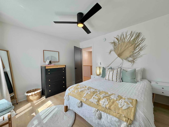 חדר שינה עם מיטת קווין סייז