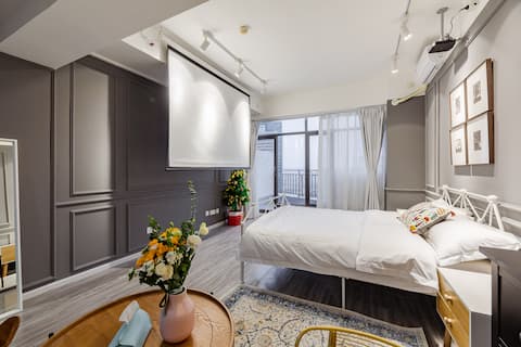 贰伍/2m大床/投影/位于春熙路正中/太古里/150m地铁站/床品干洗高温消毒/可寄存/每客一消毒