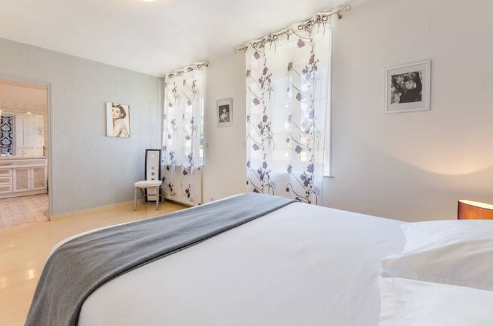 Основна спалня „Одри Хепбърн “, със самостоятелна баня и голяма съблекалня (декорацията е ремонтирана, както показват следните снимки ):-)