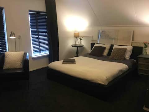 Private rooms, long or short term, near Amsterdam.