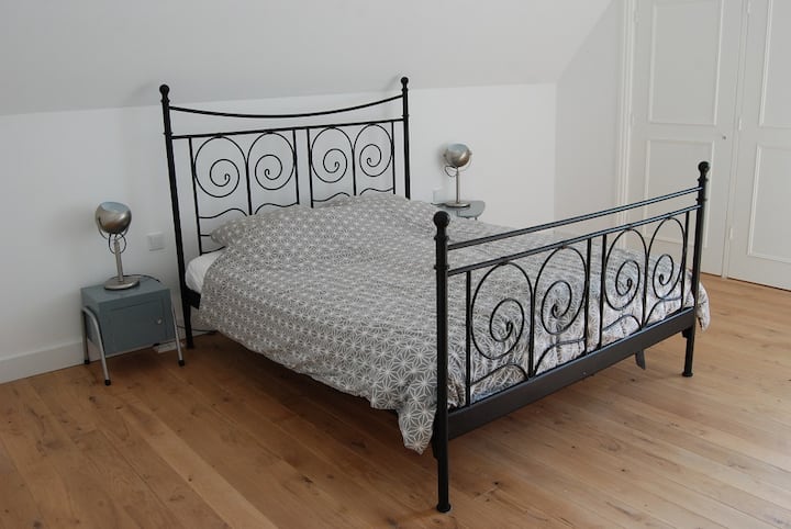 Cama de matrimonio en un dormitorio espacioso