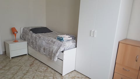 Comfortable and cozy room near the metro and WiFi