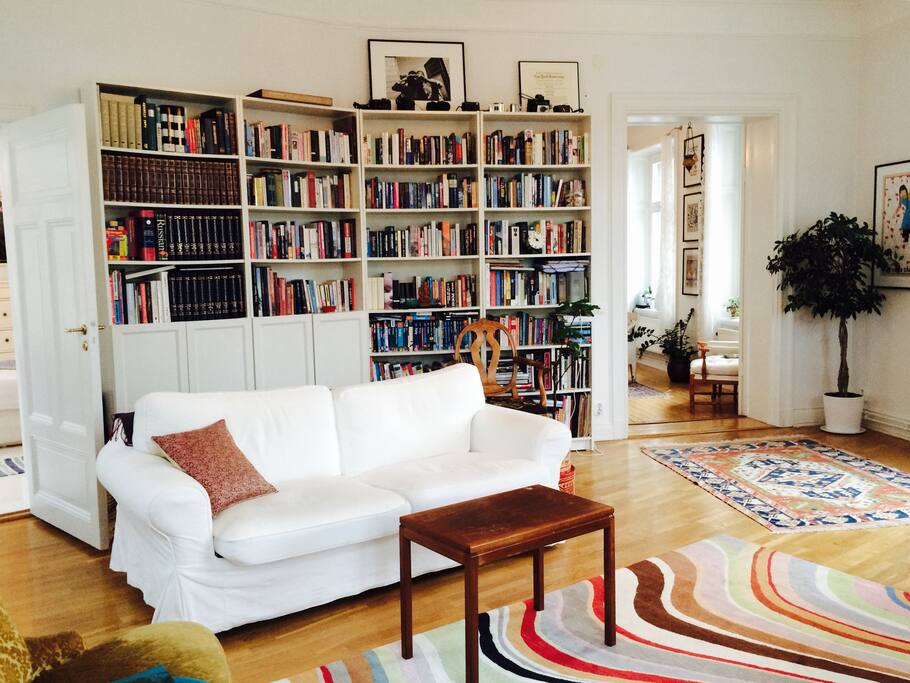 Lounge with kitchen to the right and bedroom 2 to the left. Vardagsrummet med köket till höger och sovrum 2 till vänster.