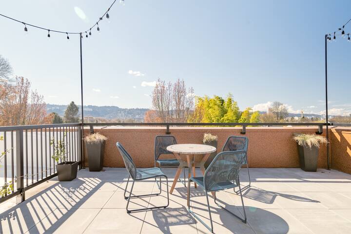 Rooftop Deck • City Views • Hawthorne 4BR gallery image 2