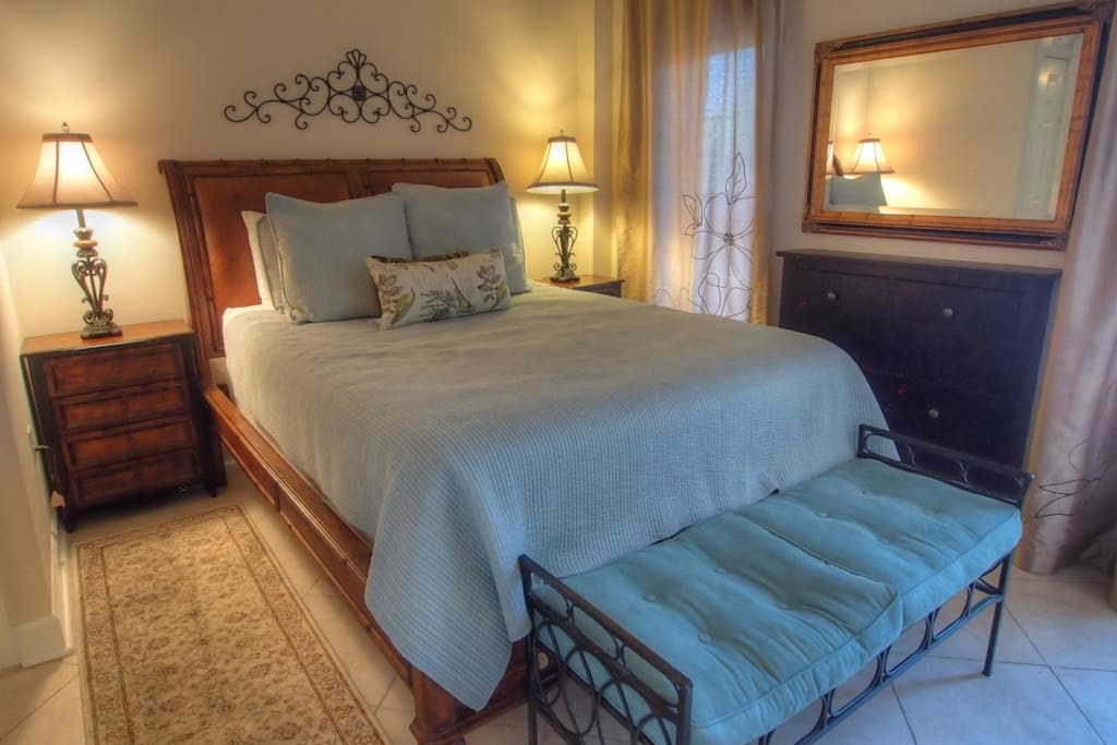 Master Bedroom - Queen Bed