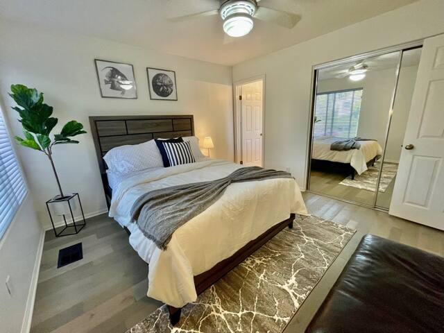 Beautiful La Jolla Village Home, Sleeps 9 gallery image 5