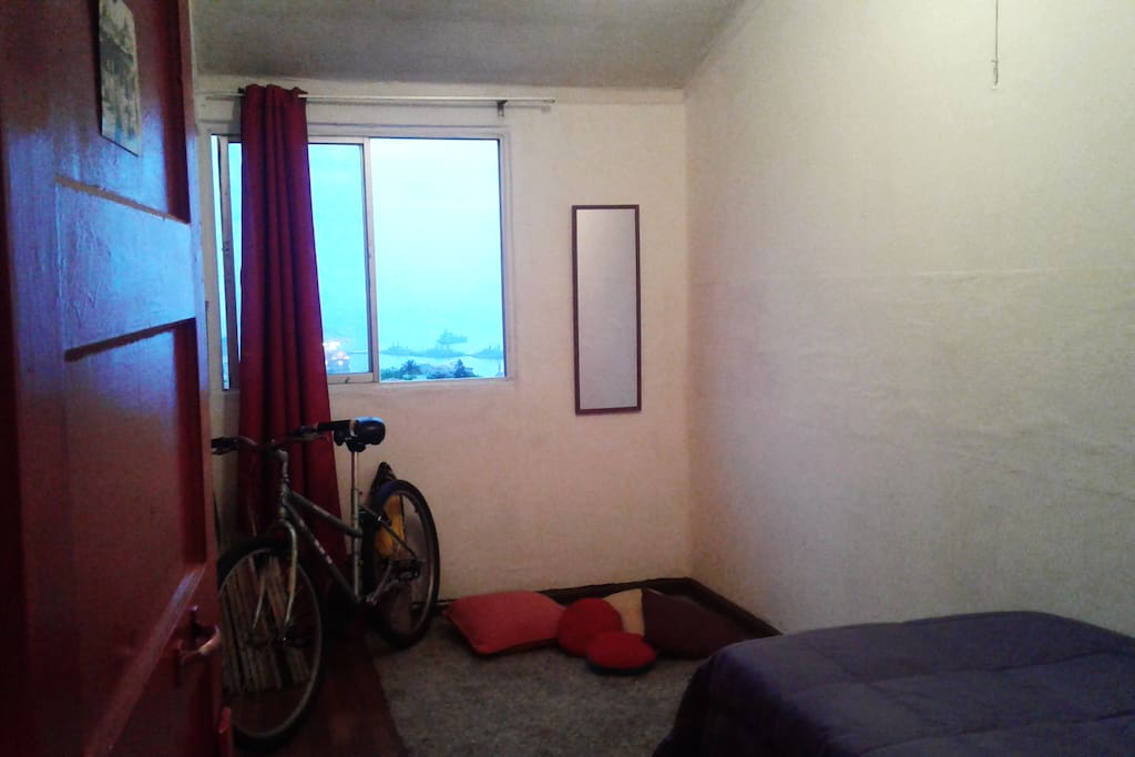 Dormitorio con una cama 1 plaza.
Bedroom with one single bed.