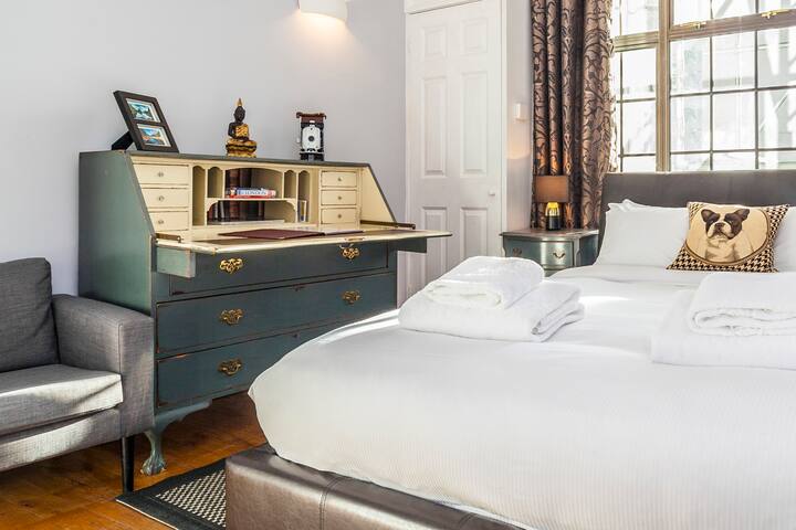 Central luxury, former Embassy gallery image 3