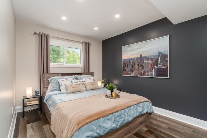 غرفة نوم ثالثة بسرير كوين مريح وستائر معتِّمة وخزانة ملابس وبطانية إضافية ومدفأة كهربائية. 

* لا تُستخدم هذه الغرفة إلا إذا كان الضيوف يحجزون  5 أو أكثر.  إذا كان 4 أو أقل يرغبون في استخدام الغرفة ، يمكن تطبيق رسوم إضافية بقيمة 25 دولارًا أمريكيًا. 