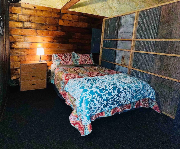 Cuarto dormitorio que es un dormitorio Queen sin terminar arriba. Vestidor y lámpara.