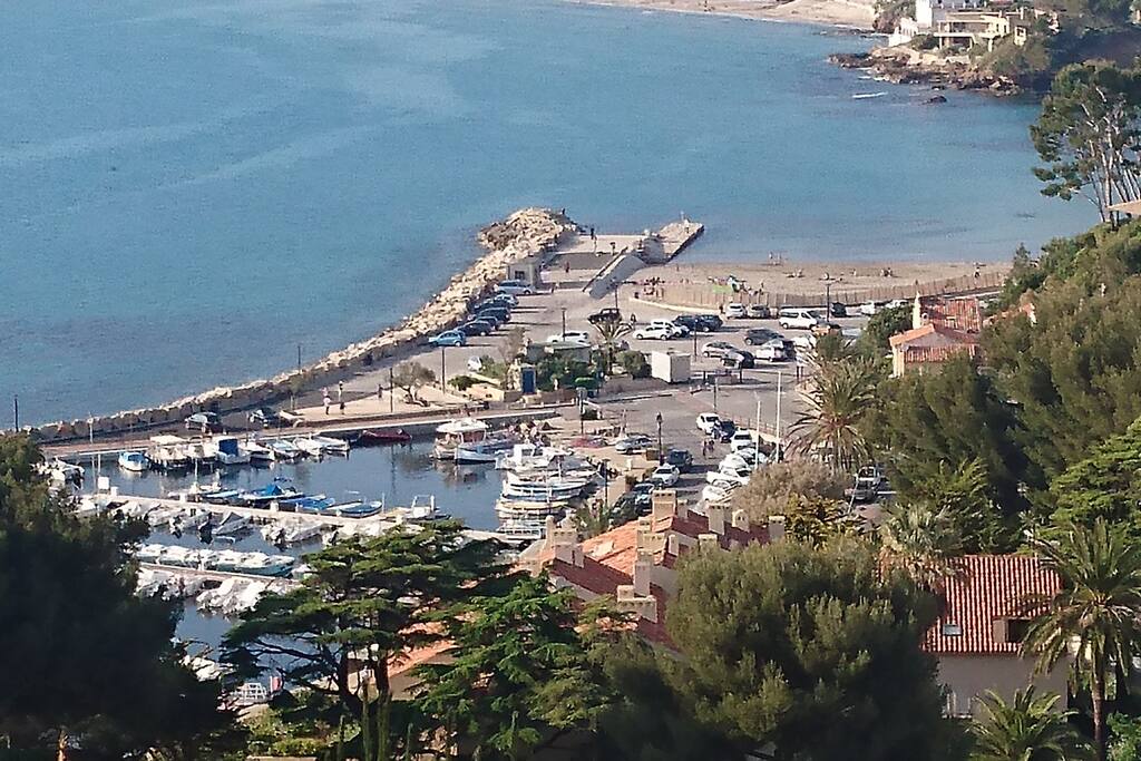 Le port et la plage de la Madrague (vue Chambre 2)