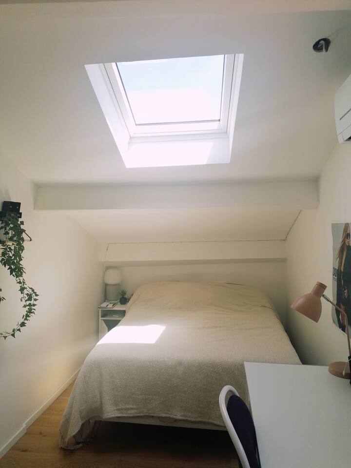 DORMITORIO # 3 ARRIBA - CAMA DOBLE bajo los tejados con una ventana y un velux,  un baño privado (ducha y lavabo), un área de escritorio y aire acondicionado.