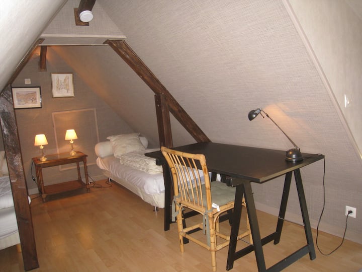 أسرّة في الطابق العلوي