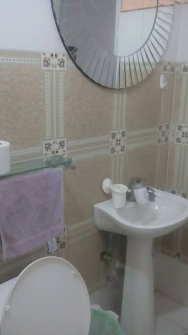 Esta es el baño muy cómodo agua fría y caliente