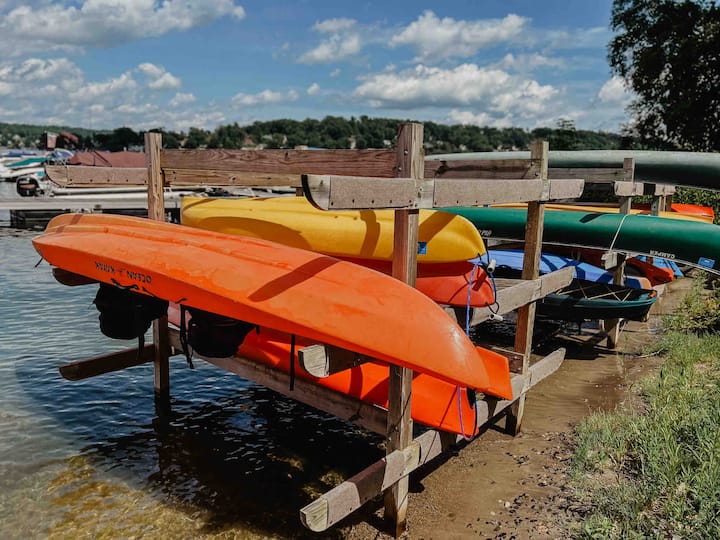 Little Lake Cabin— Lake Access, Hot Tub & Kayaks