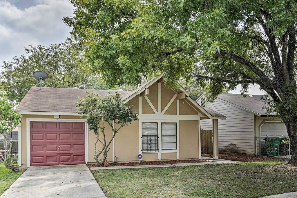 This lovely home in the Sunrise neighborhood accommodates 4-6 guests.