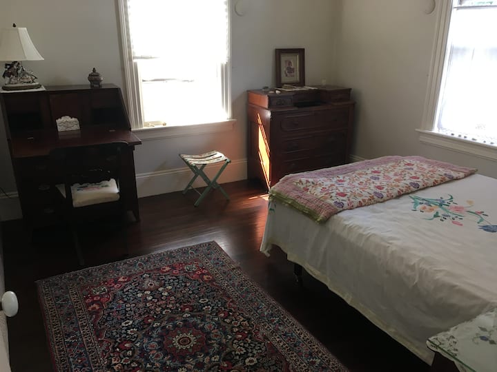 ห้องนอนที่ว่างมีตู้เสื้อผ้าขนาดเฉลี่ย