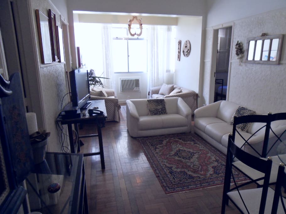 Sala de estar de tv e de jantar em 1 só ambiente e com ar condicionado.