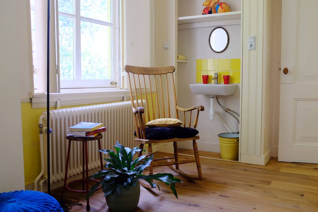 Yellow Room - sink