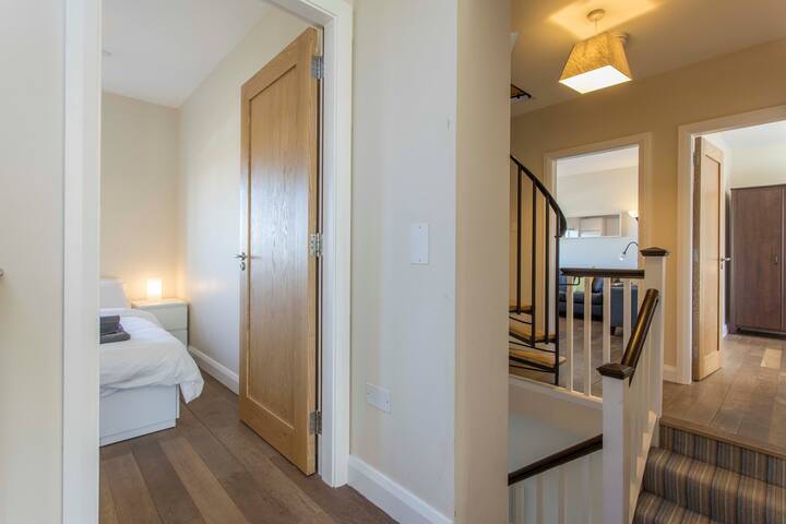 Large 5 Bd Family Home in Dublin w/Parking on site gallery image 5