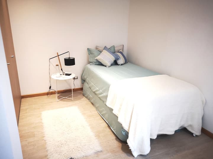 Шестата спалня има единично разтегателно легло. Ако имате нужда, може да се използва като спалня за гости или за всеки случай, когато искате двама души да отседнат там с банята. 