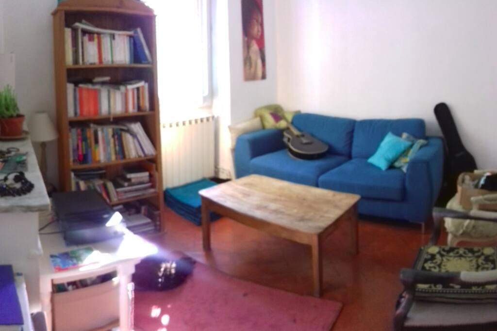 Le salon qui communique par une porte avec la cuisine et une pièce de plus