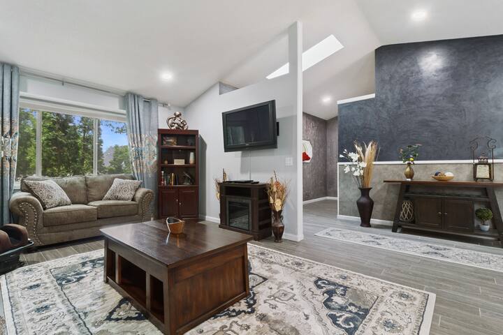 Jenkins Retreat – 5BR w/private hot tub & theater gallery image 3