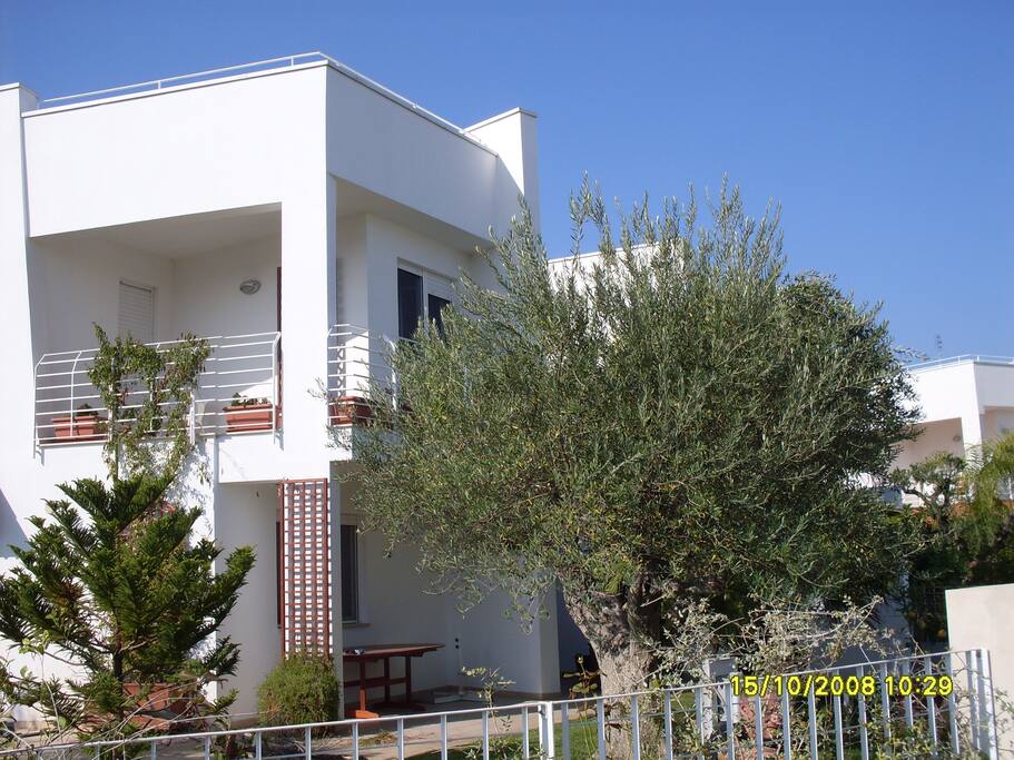 Altra angolazione esterno villa.