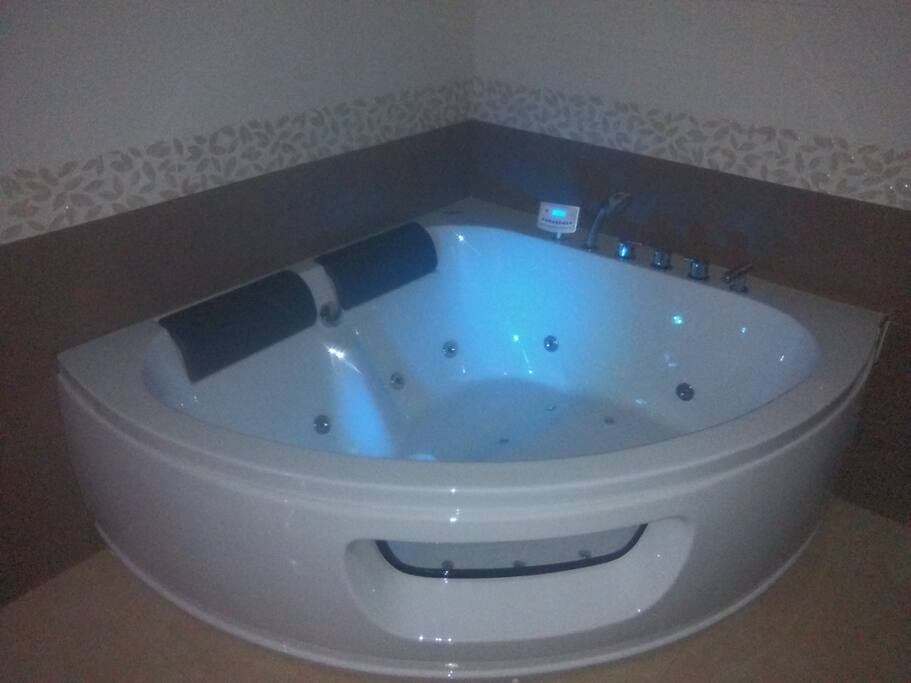 sala con jacuzzi, ideal para sus momentos de relajantes, ambientado mediante luces de cambio de color, musica, etc