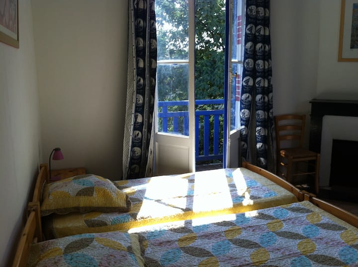 卧室2 ： 2张1米宽单人床