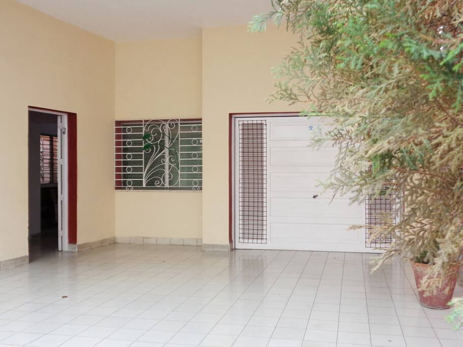 Garden of the hostel, entrance of the garage and street view.
Jardín del hostal , entrada del garaje y vista de la calle.