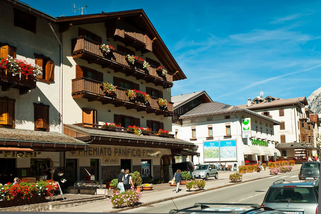 L'edificio è situato sopra lo storico Panificio Fiori