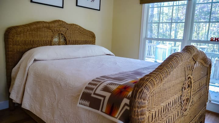 Cama queen size no quarto