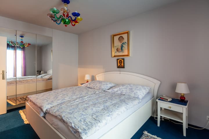 Спална соба со плакар со постелнина