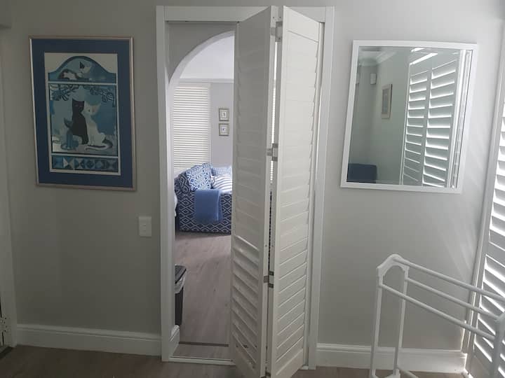 Entrada interminable con persianas de privacidad entre las habitaciones. 