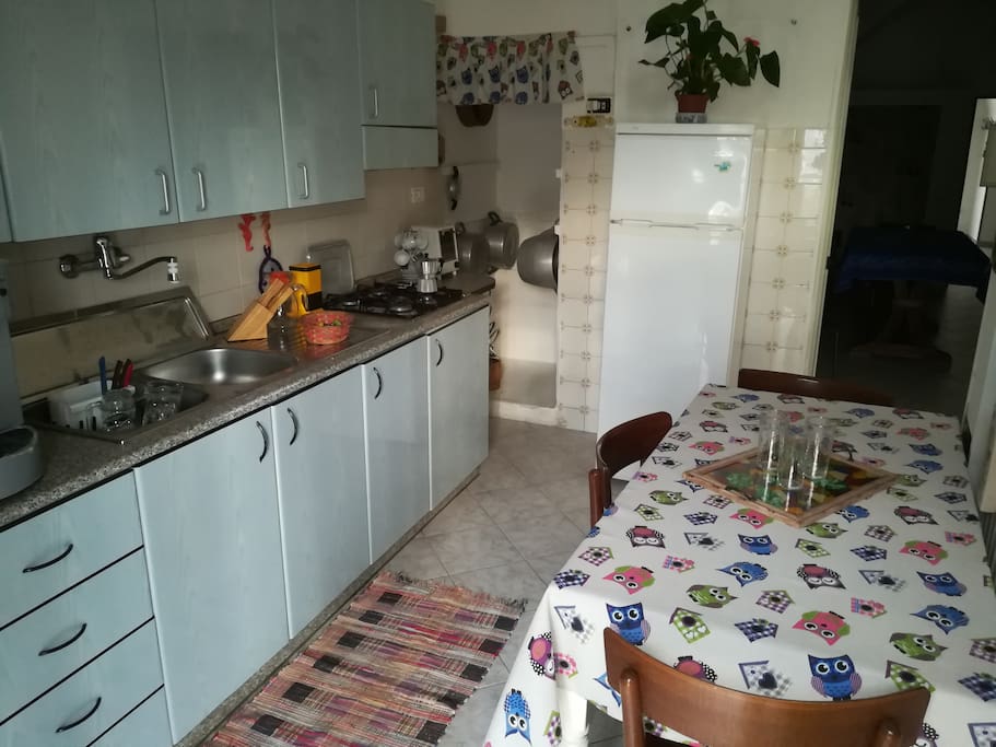Cucina attrezzata di stoviglie, pentolame e tovagliato. Con forno, frigorifero e macchina erogatrice per acqua fredda e frizzante