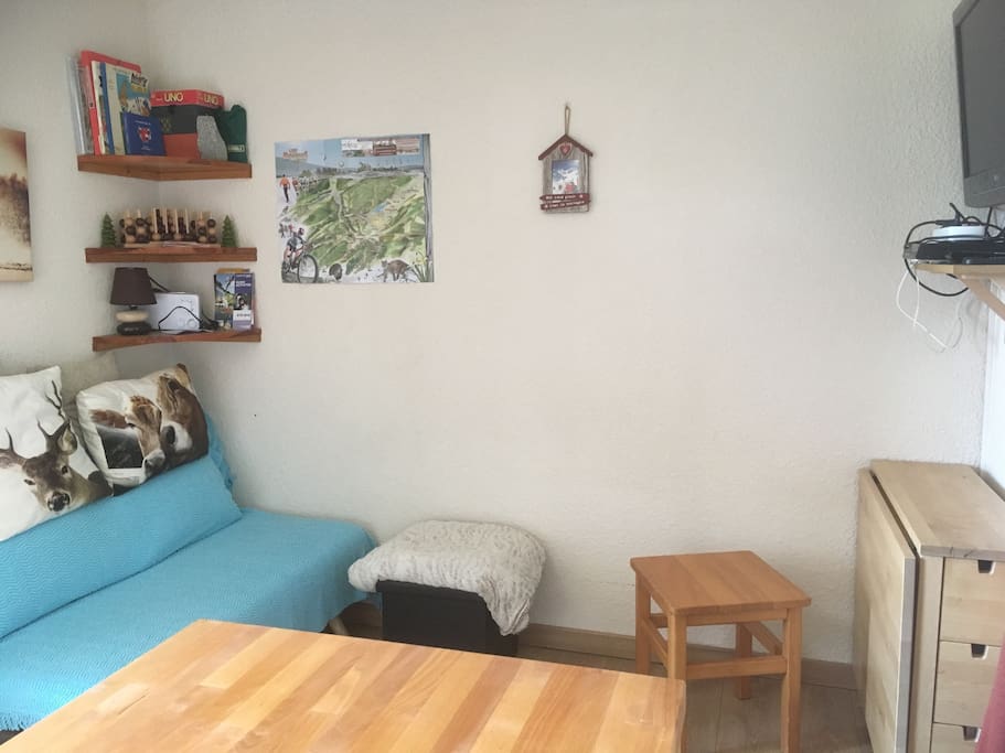 À gauche le couchage d’appoint (à toujours bien protéger pour ne pas l’abîmer...) et à droite la table qui se déplie complètement pour les repas