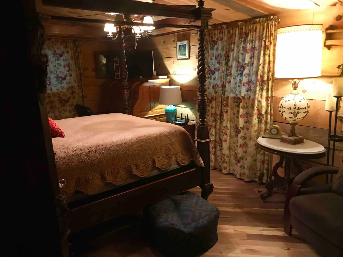 Рачно издлабен кревет со махагон „Брачен кревет за спиење“.