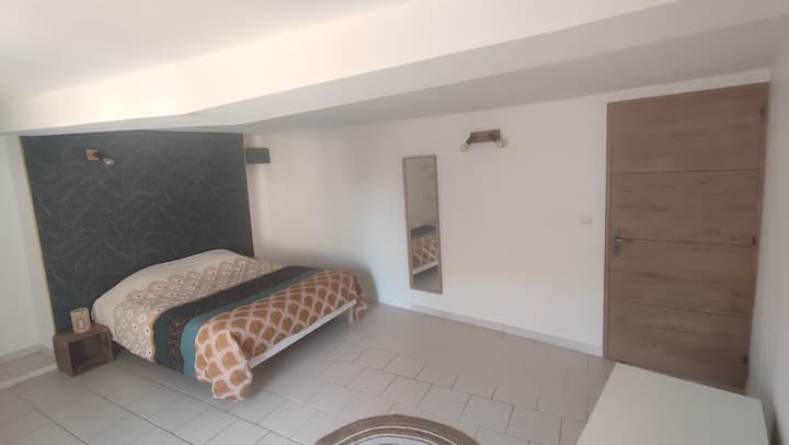 Dhomë gjumi kryesore 20 m² me dritare të drejtuar nga jugu. Nuk ka grila për momentin (në pritje të restaurimit të fasadës), por ka perde errësuese.