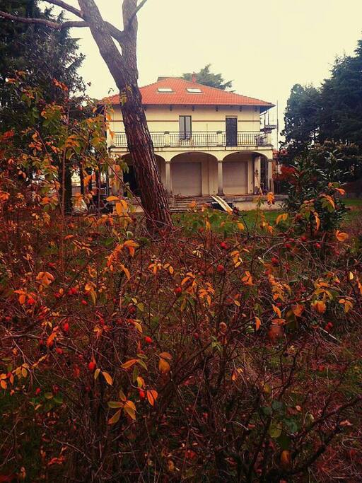 La villa è a 10 minuti a piedi dal centro e dalla stazione, immersa nel verde