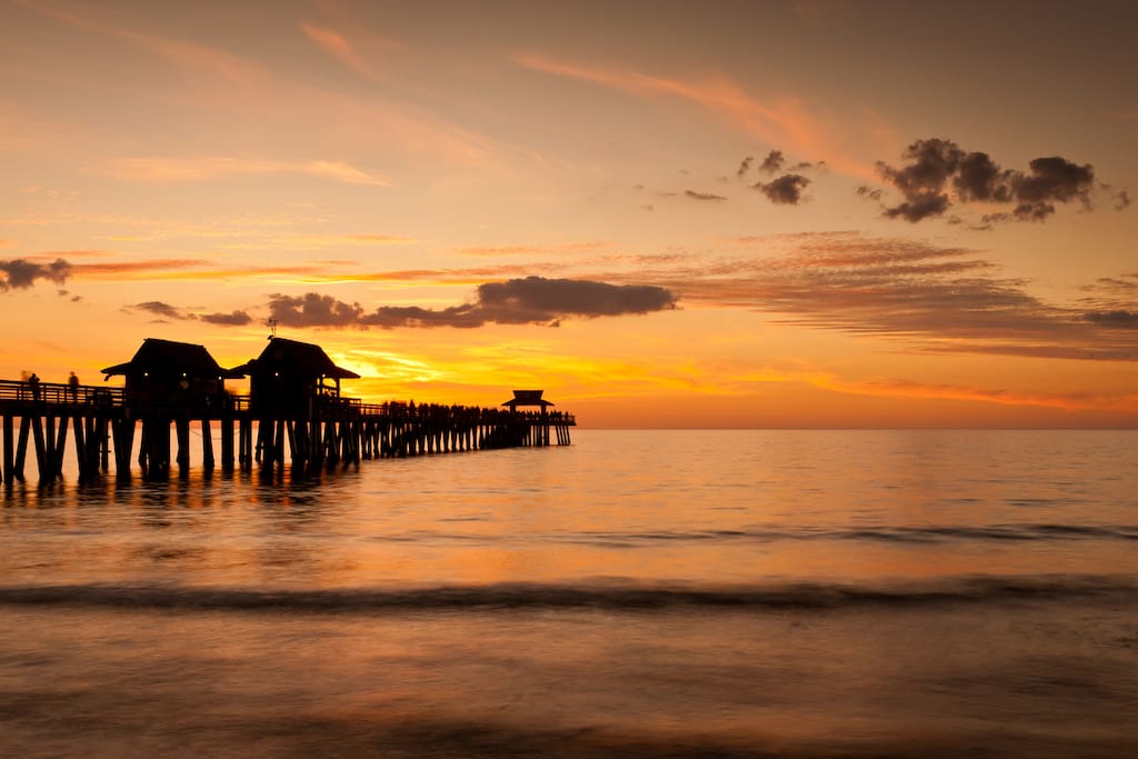 10 minutes from best beaches and 20 minutes to downtown naples and the pier
