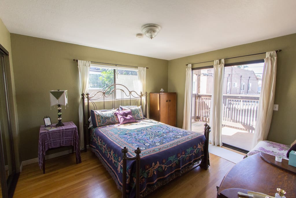 The Green Suite has a queen size bed.