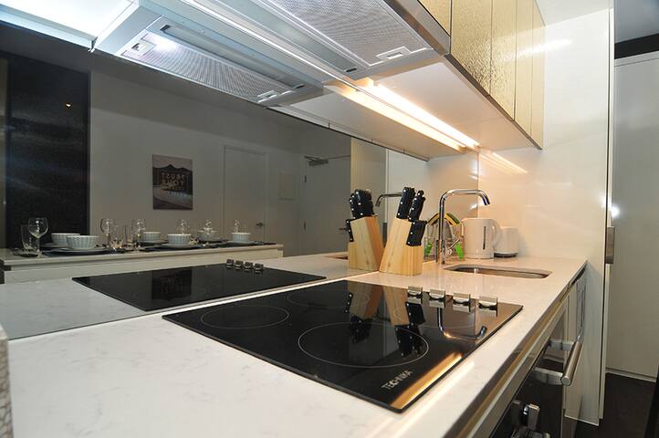 CBD Sunlight 2br apt 3 large bed sleep 6 +parking gallery image 5