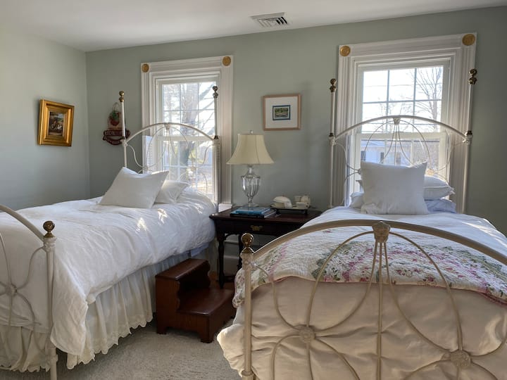 غرفة نوم ثانية ، سريران مزدوجان مريحان